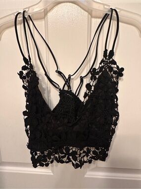 1x Black Floral Crochet Strappy Crop Top